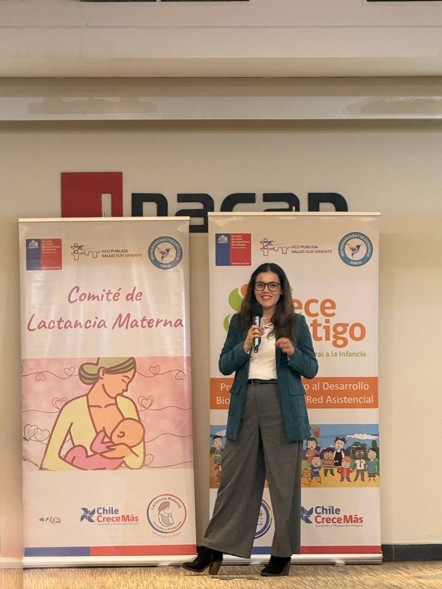 Daniela Berríos dando una charla sobre lactancia materna