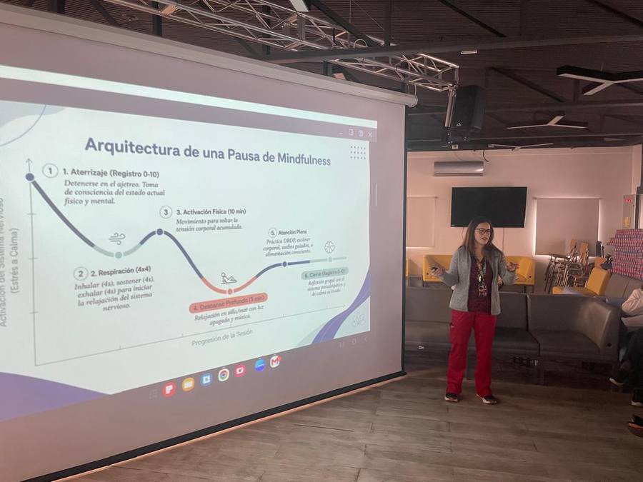 Daniela Berríos guiando una pausa de mindfulness